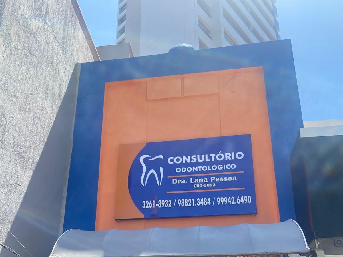 Placa do consultório odontológico da Dra. Lana Pessoa na Rua Costa Barros, Aldeota — fachada azul e laranja