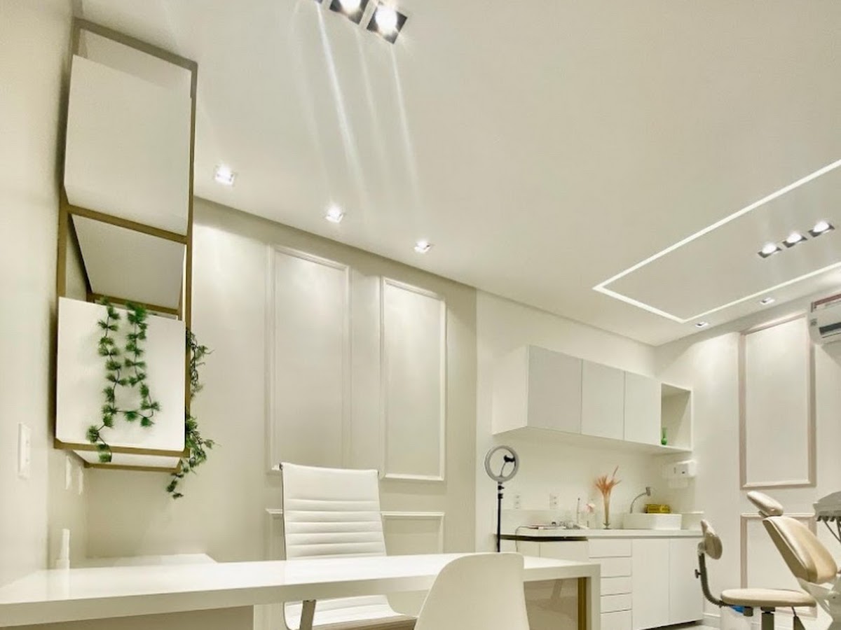 Interior do consultório da Dra. Lana Pessoa na Aldeota — ambiente claro, moderno, bem equipado e aconchegante